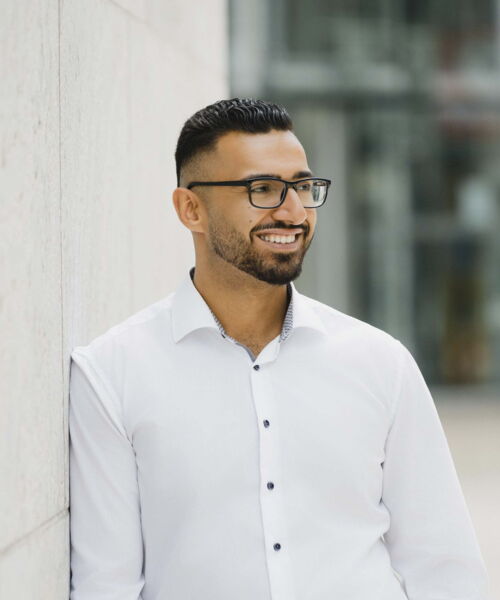 Businessfotoshooting mit Fotograf Halle (Saale) in moderner Outdoor-Location